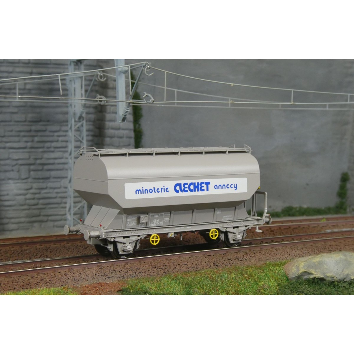 FAUVET-GIREL grain wagon "MINOTERIE CLECHET ANNECY", SNCF - REE WB8... FAUVET-GIREL grain wagon "MINOTERIE CLECHET ANNECY", SNCF - REE WB8...