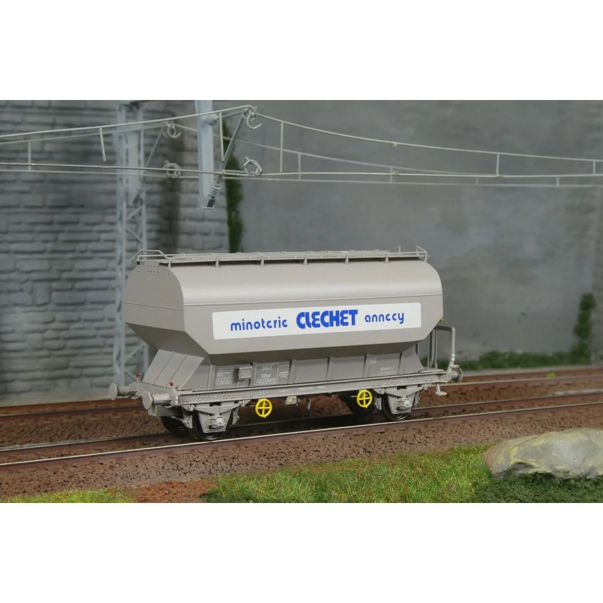 FAUVET-GIREL grain wagon "MINOTERIE CLECHET ANNECY", SNCF - REE WB8...