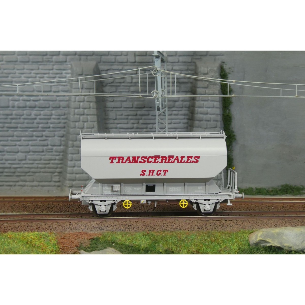 FAUVET-GIREL TRANSCEREALES "SHGT" grain wagon, SNCF - REE WB889 - HO FAUVET-GIREL TRANSCEREALES "SHGT" grain wagon, SNCF - REE WB889 - HO
