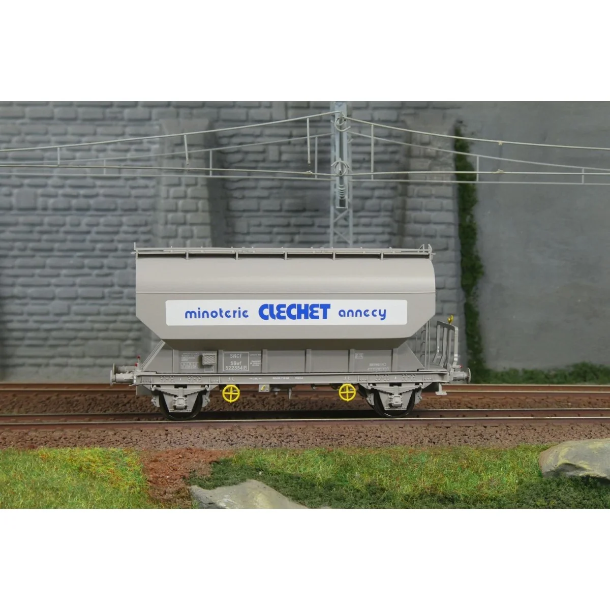 FAUVET-GIREL grain wagon "MINOTERIE CLECHET ANNECY", SNCF - REE WB8...