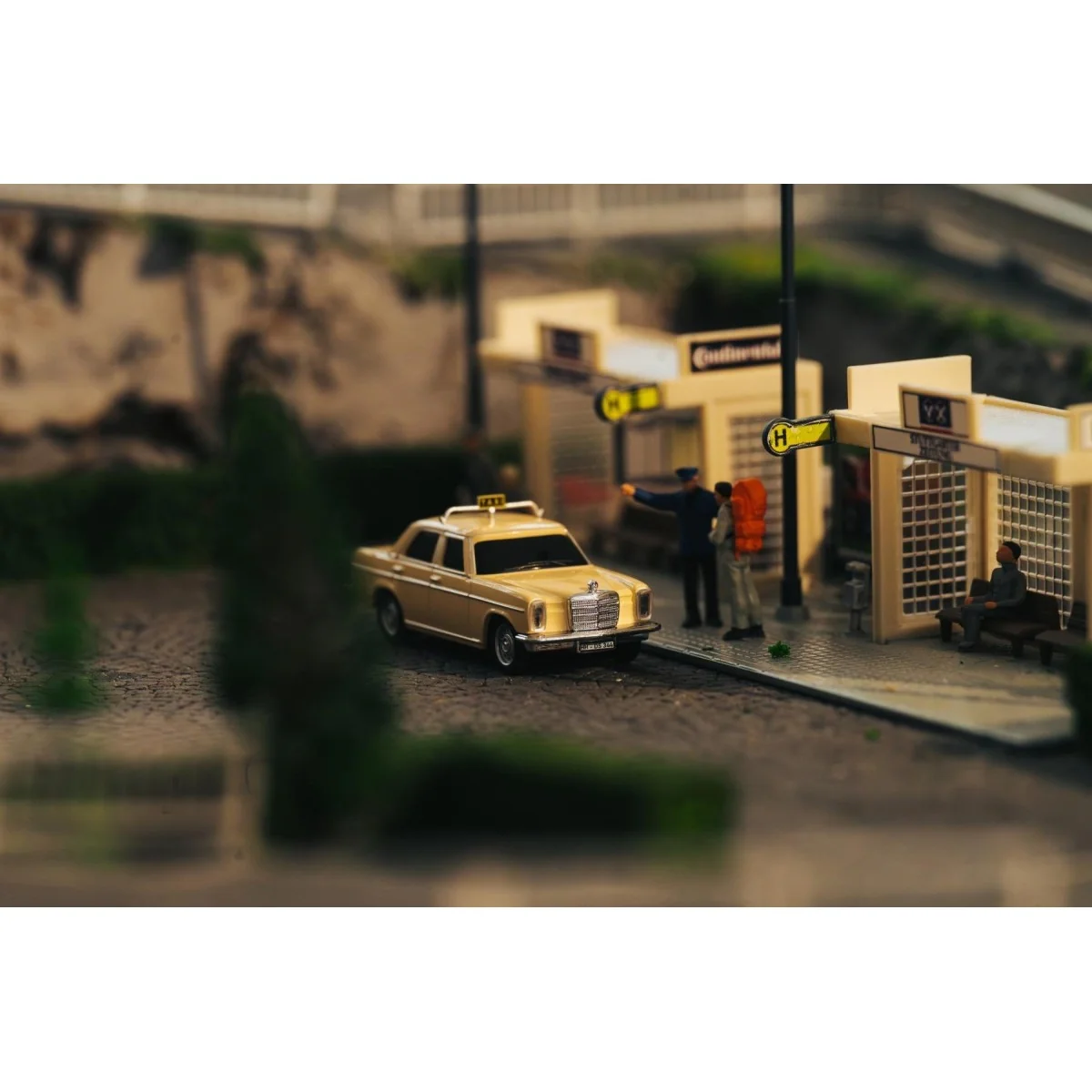 RC Car Mercedes-Benz 200/8 Taxi - Carson 500504171 - HO 1/87 RC Car Mercedes-Benz 200/8 Taxi - Carson 500504171 - HO 1/87