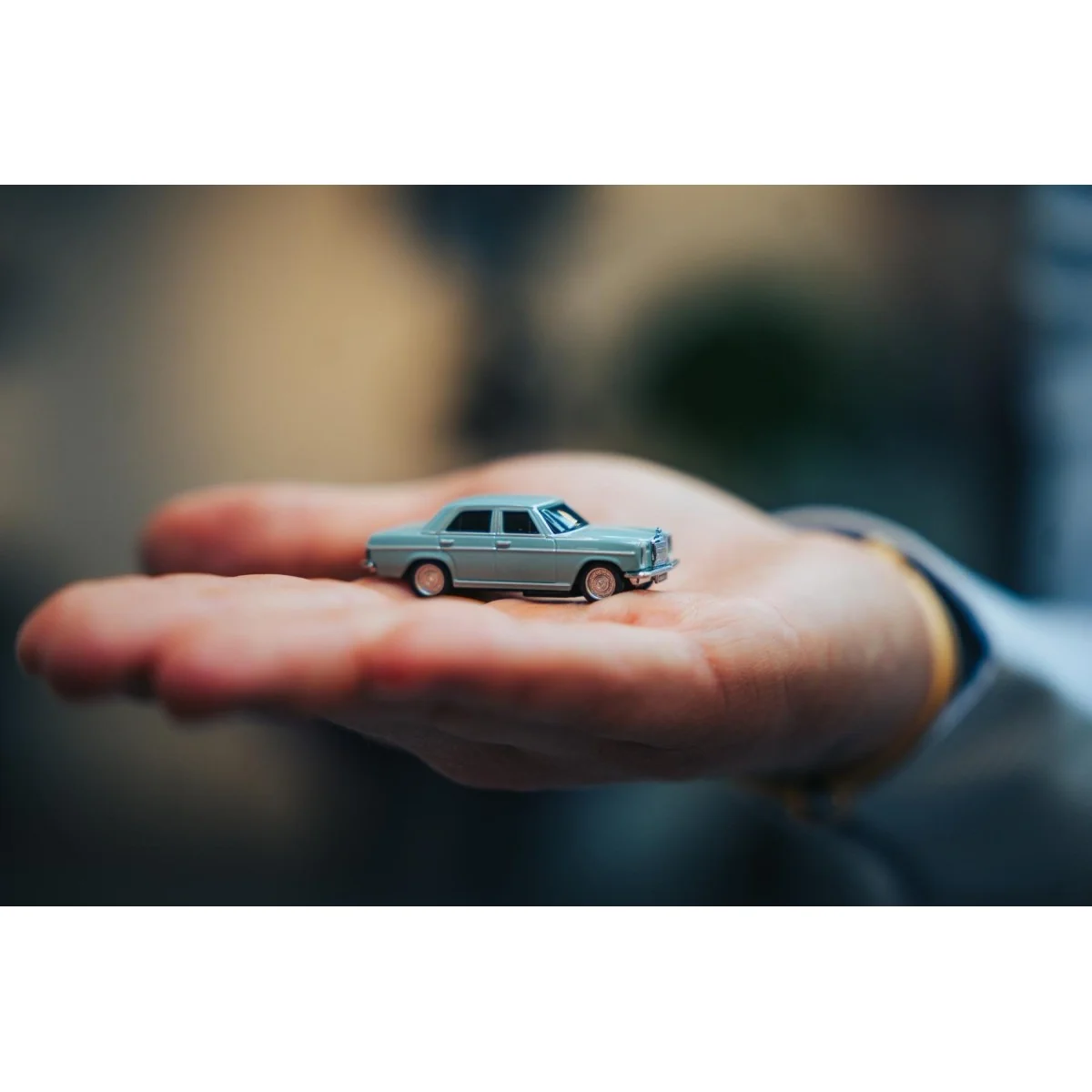 Carson HO Blue Mercedes-Benz 200/8 RC Car 1/87