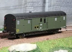 Ree Modeles VB311 OCEM 32 baggage car, black roof and ends, working...