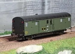 Ree Modeles VB312 OCEM 32 baggage car, black roof and ends, working...