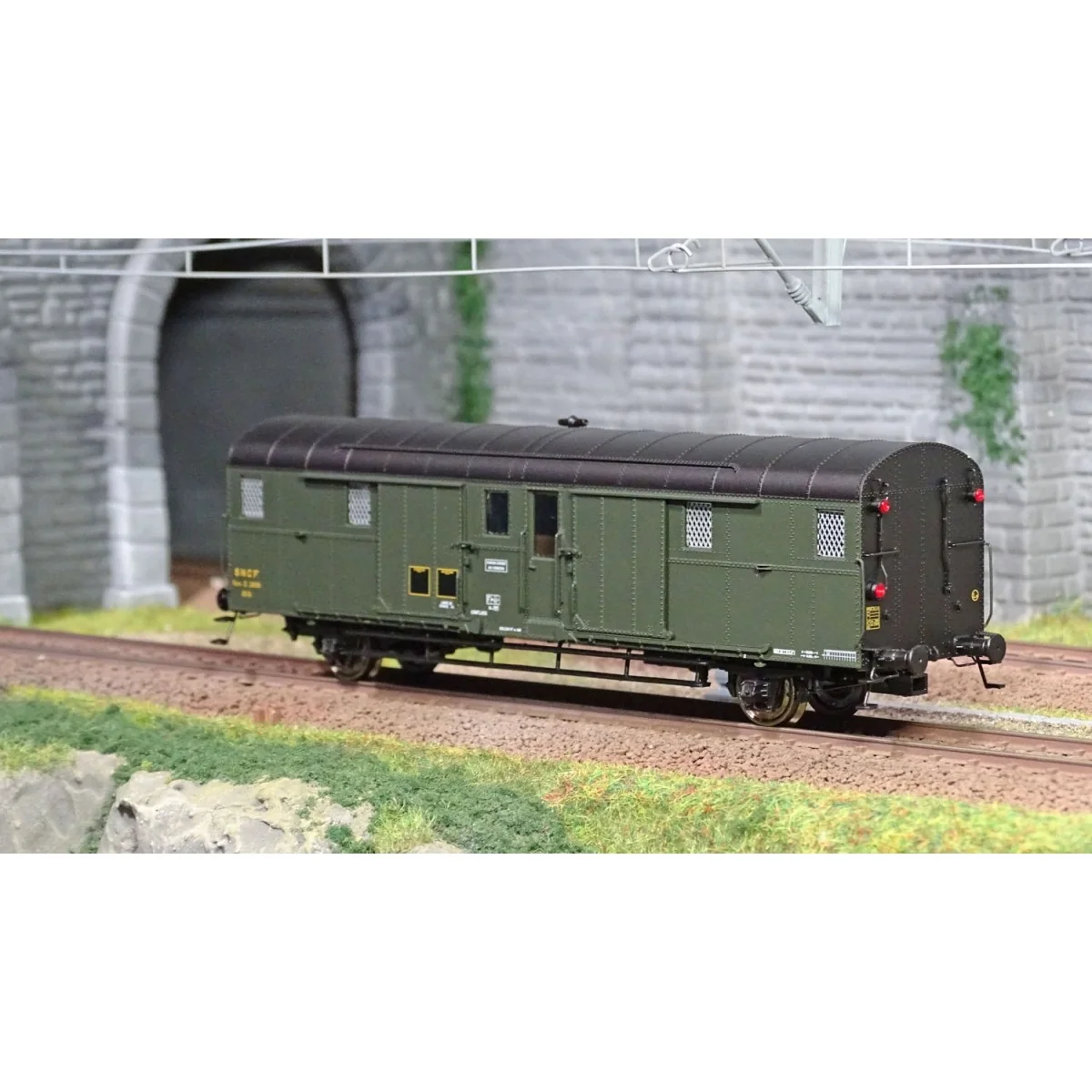 Ree Modeles VB312 Voiture fourgon OCEM 32, toit et bouts noirs, feux fonctionnels, REGION SUD-EST, SNCF Ree Modeles VB-312 - 2 Ree Modeles VB312 Voiture fourgon OCEM 32, toit et bouts noirs, feux fonctionnels, REGION SUD-EST, SNCF Ree Modeles VB-312 - 2