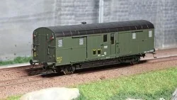 Ree Modeles VB313 Voiture fourgon OCEM 32, toit noir, bouts verts, feux fonctionnels, REGION EST, SNCF Ree Modeles VB-313 - 1