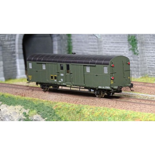 VB-313-Ree Modeles VB313 OCEM 32 baggage car, black roof, green ends, working lights, Eastern Region, SNCF