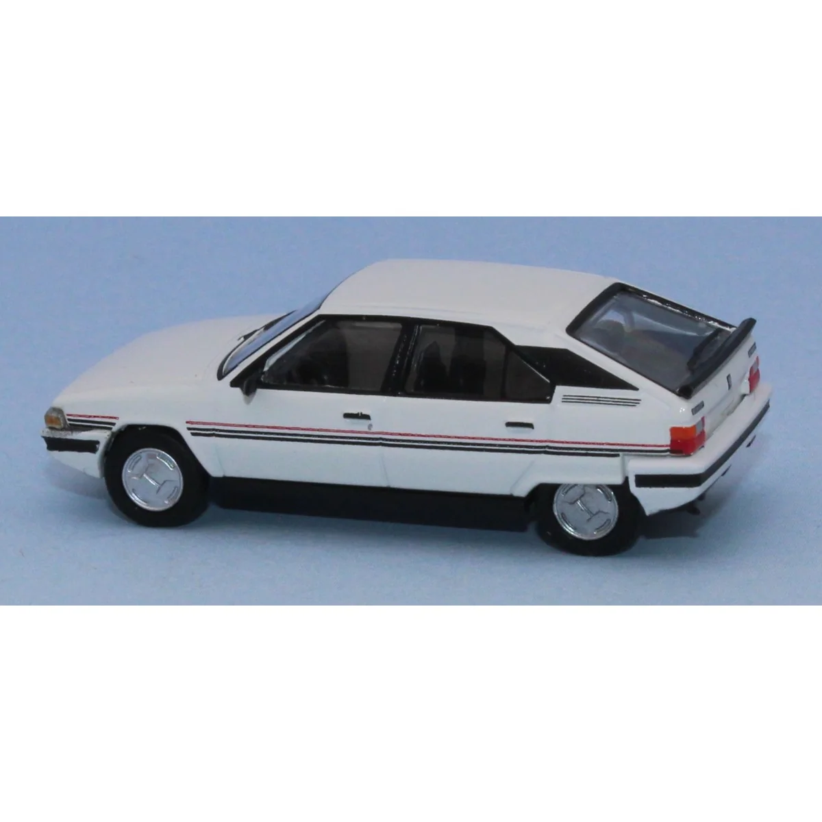 Voiture Citroën BX blanc 1983 - PCX 870718 SAI 6491 - HO 1/87 Voiture Citroën BX blanc 1983 - PCX 870718 SAI 6491 - HO 1/87
