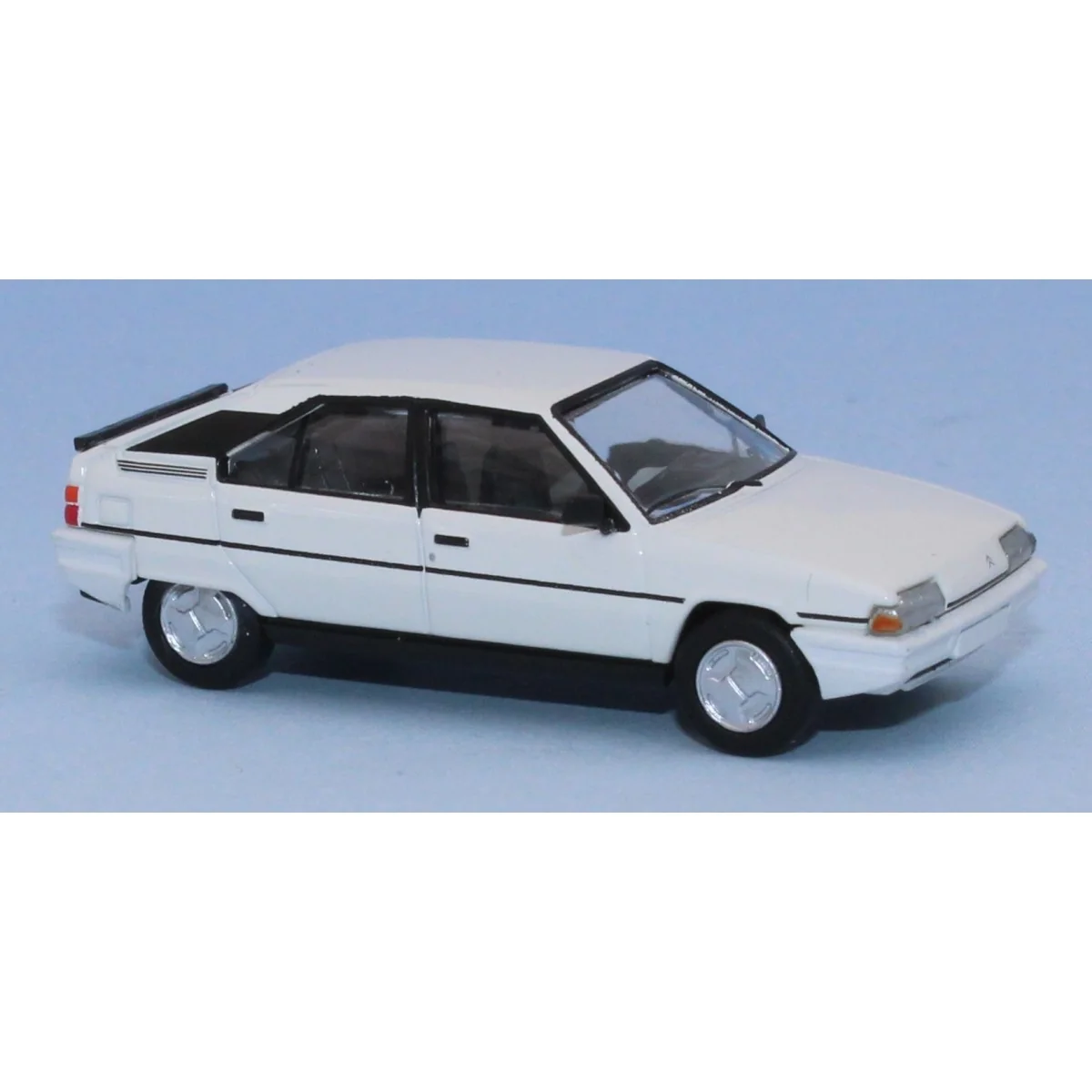 Voiture Citroën BX 16 phase 1 blanche 1983 - SAI 6481 - HO 1/87