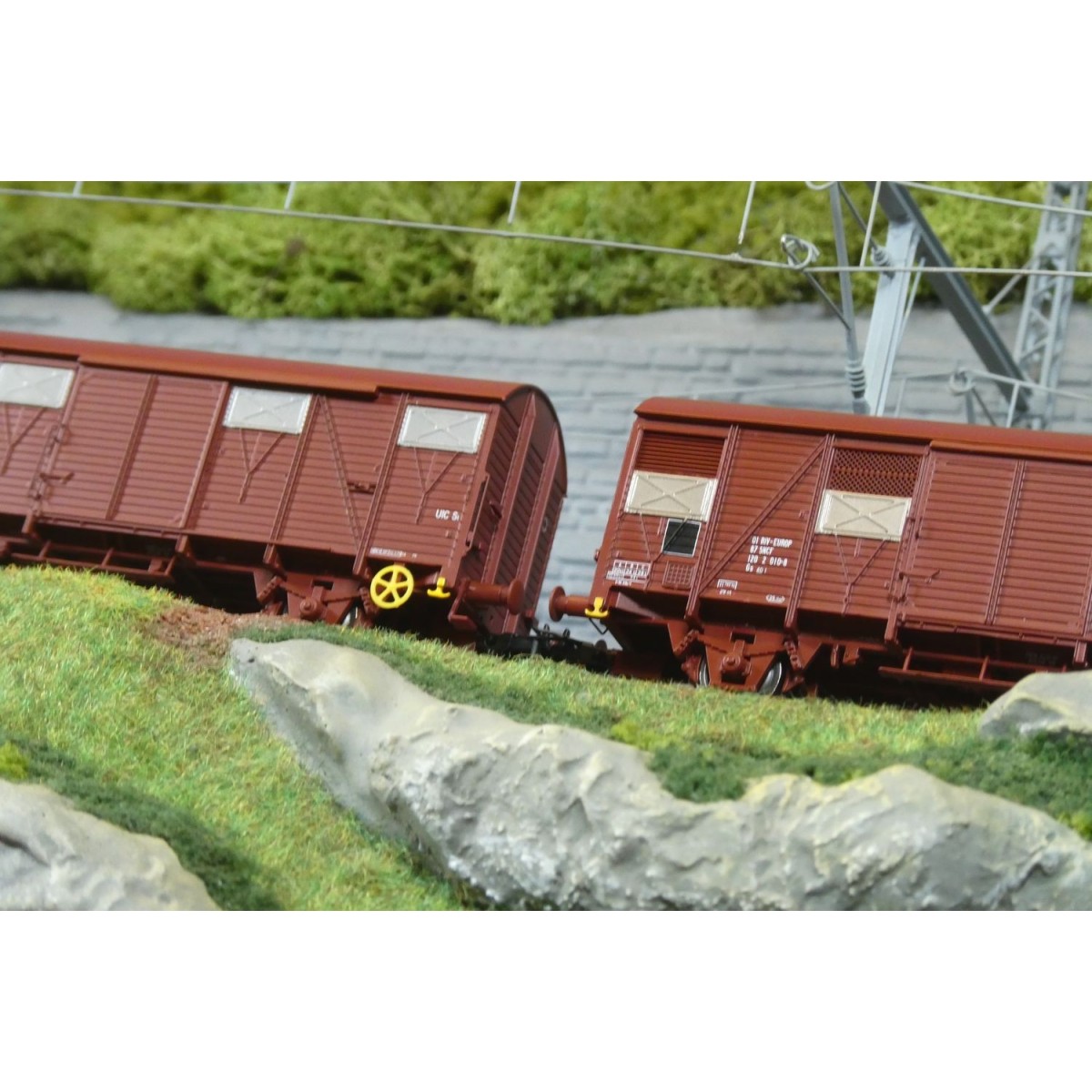 Jouef HJ6325 HO 1/87 type GS covered wagon set (2 wagons) Jouef HJ6325 HO 1/87 type GS covered wagon set (2 wagons)
