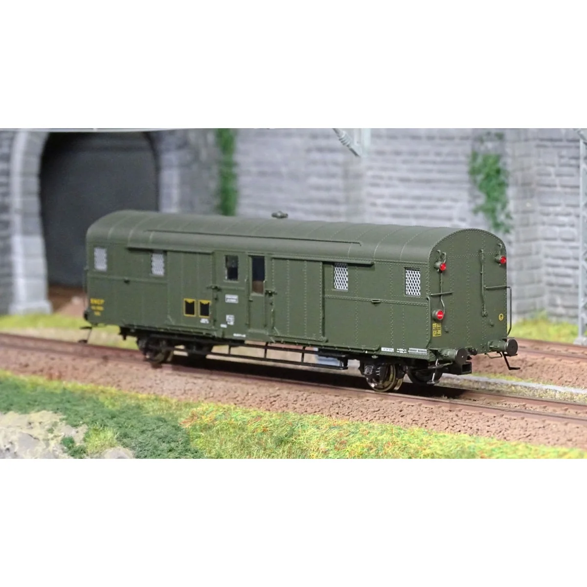 Ree Modeles VB315 OCEM 32 baggage car, green 306, working lights, E...