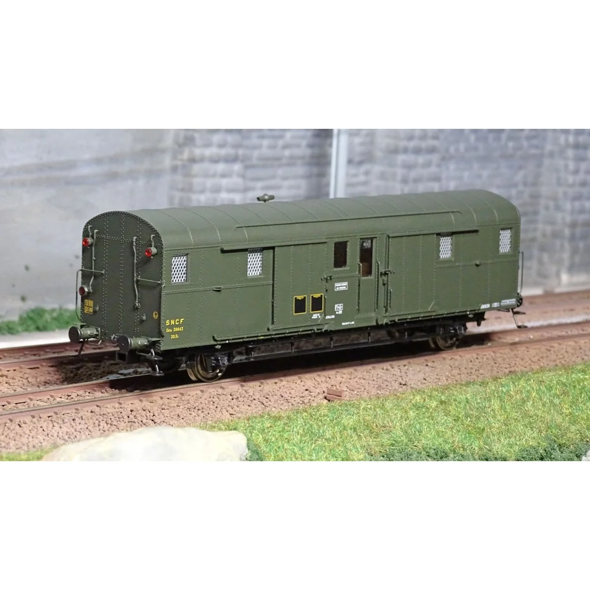 Ree Modeles VB317 OCEM 32 baggage car, green 306, working lights, W...