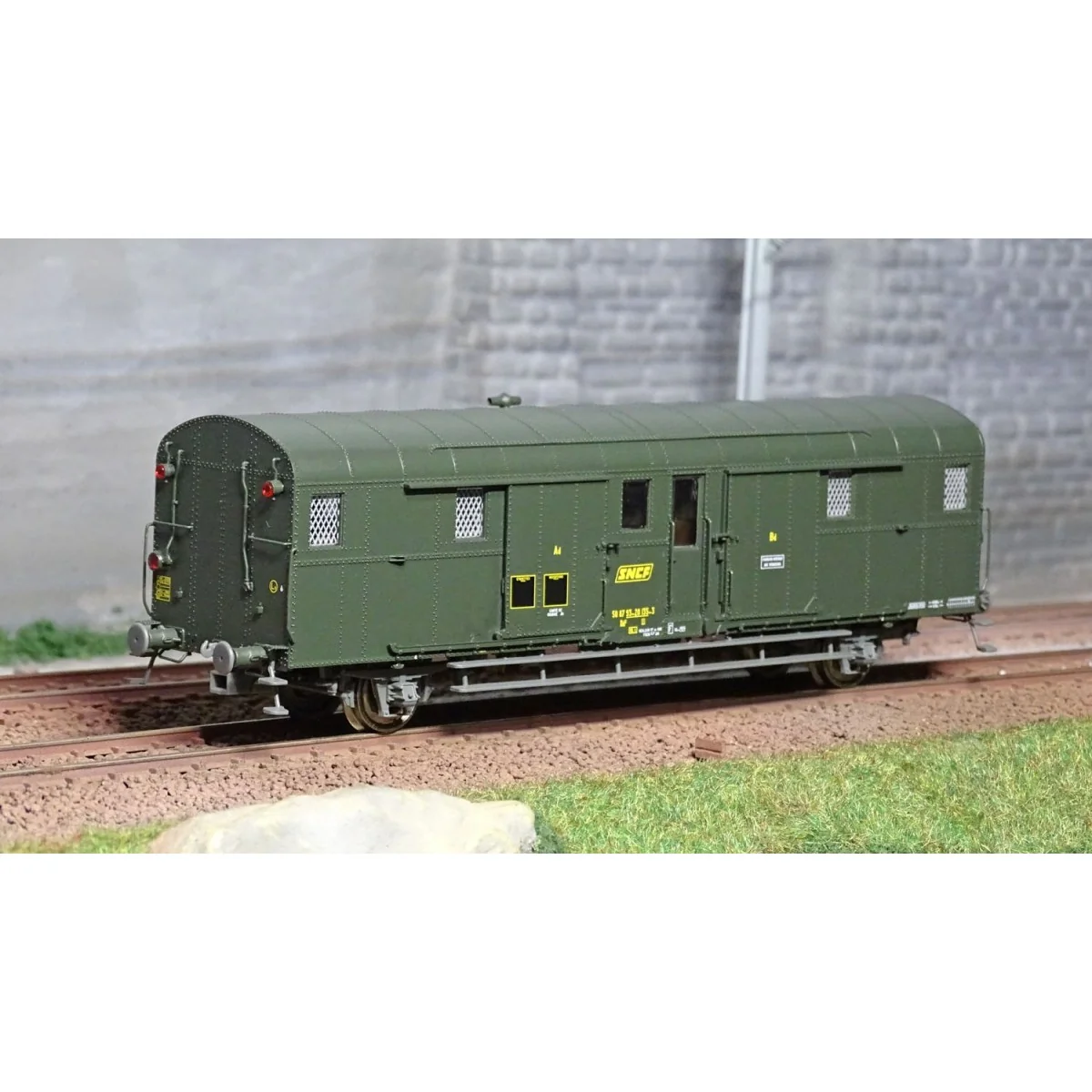 Ree Modeles VB319 OCEM 32 baggage car, green 301, working lights, E...