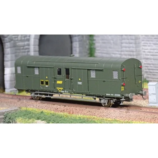 VB-321-Ree Modeles VB321 OCEM 32 baggage car, green 301, working lights, Western Region, SNCF