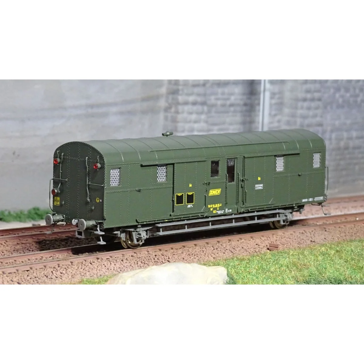 Ree Modeles VB321 OCEM 32 baggage car, green 301, working lights, W...