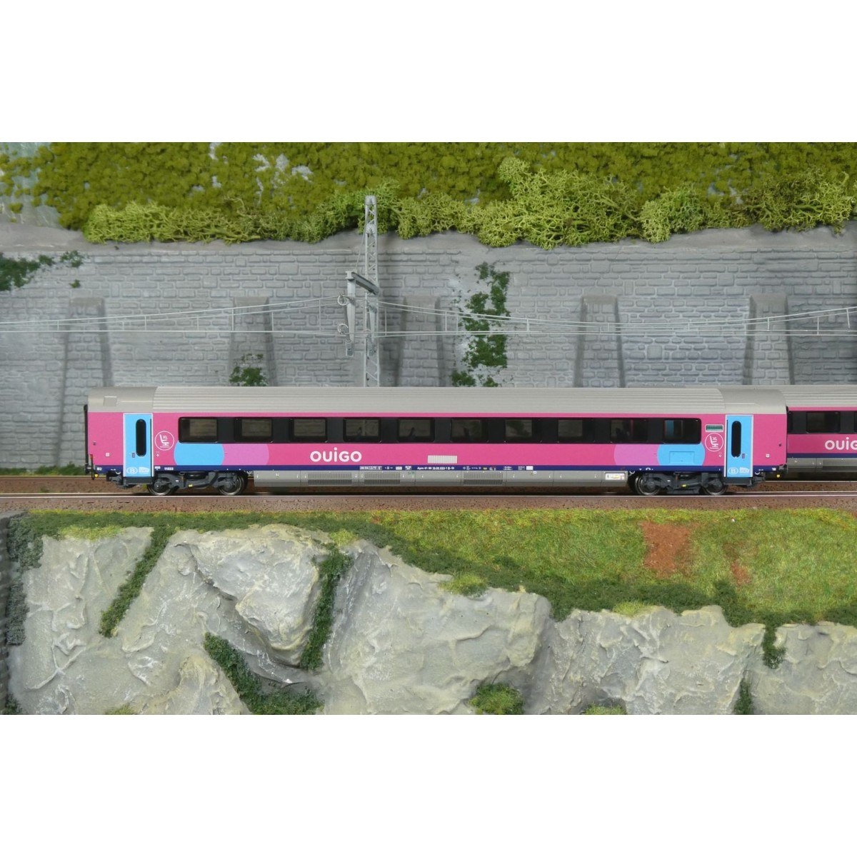 Set of 3 OUIGO I11 passenger cars, SNCB/SNCF, LS Models 43058 HO Set of 3 OUIGO I11 passenger cars, SNCB/SNCF, LS Models 43058 HO