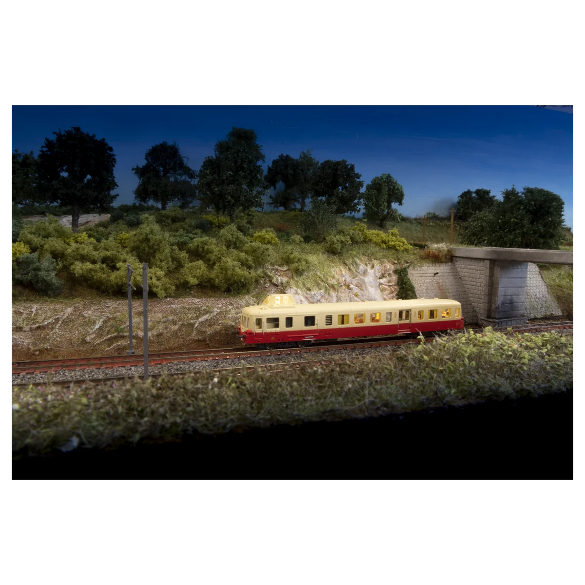 Autorail X3800 Picasso, X3879 rouge/crème - AZAR MODELS A02-02A - é...