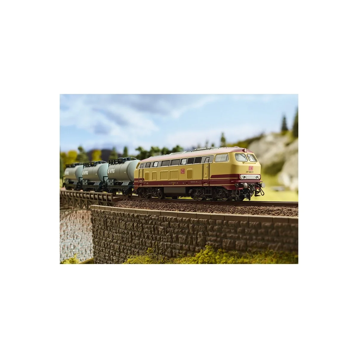 MiniTrix 11160 Freight Train Starter Set with Class 217 Electric, D... MiniTrix 11160 Freight Train Starter Set with Class 217 Electric, D...