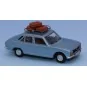 SAI_1828-Voiture Peugeot 504 bleu aurore métallisé galerie de toit et 3 valises - SAI 1828 - HO 1/87