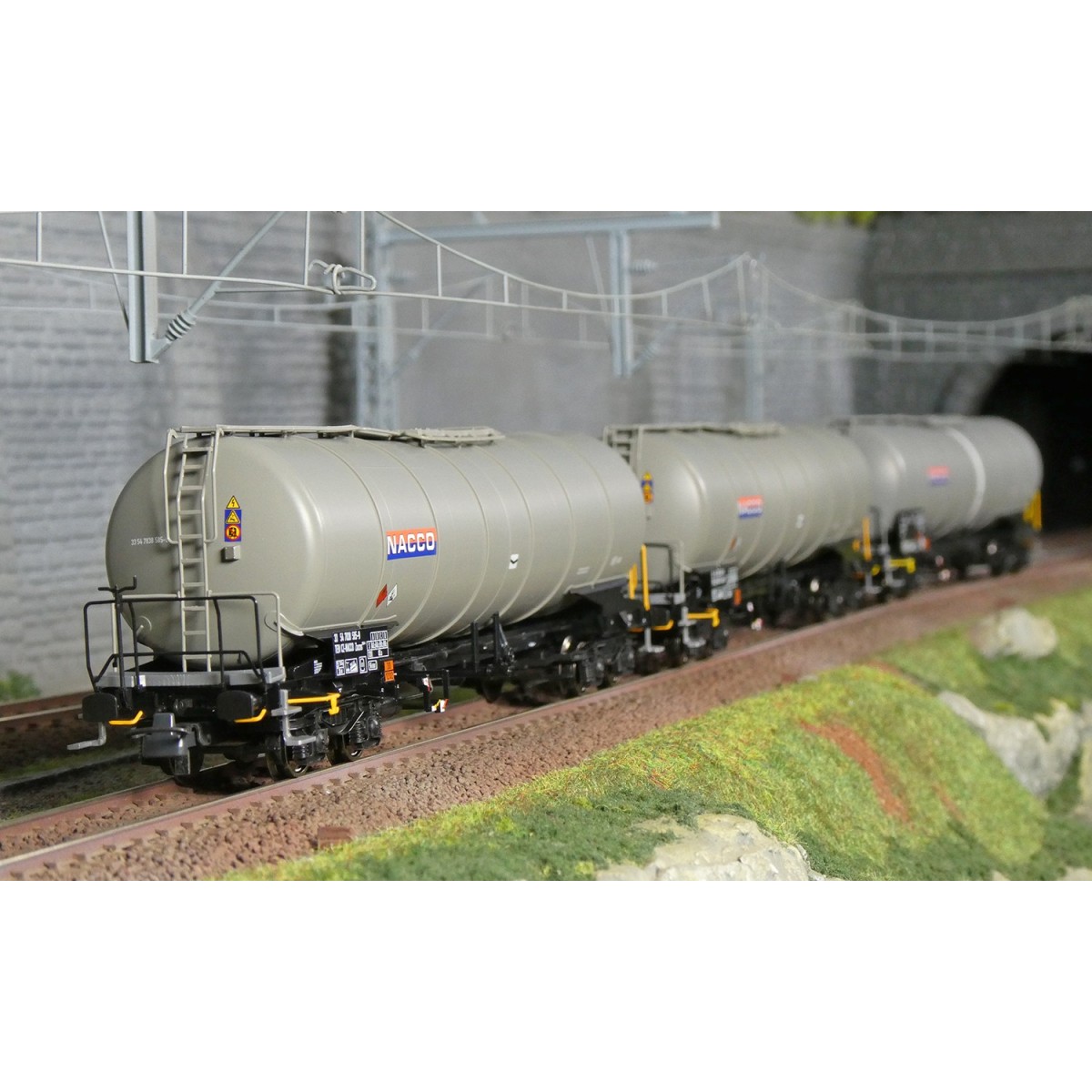 Set de 3 wagons-citernes Zacns NACCO - Roco 6600197, H0 1/87 Set de 3 wagons-citernes Zacns NACCO - Roco 6600197, H0 1/87