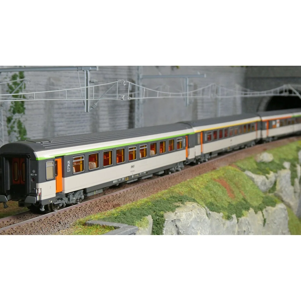 Set de 3 voitures VTU Corail avec voiture-bar B5rtux / A10tu / B11t... Set de 3 voitures VTU Corail avec voiture-bar B5rtux / A10tu / B11t...