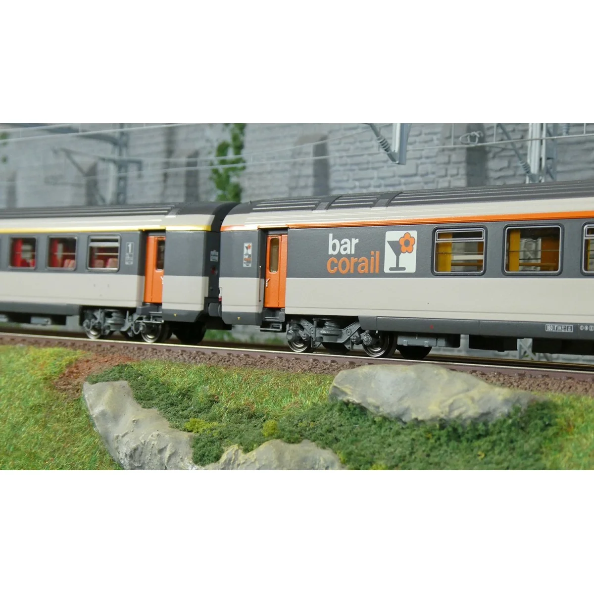 Set de 3 voitures VTU Corail avec voiture-bar B5rtux / A10tu / B11t... Set de 3 voitures VTU Corail avec voiture-bar B5rtux / A10tu / B11t...