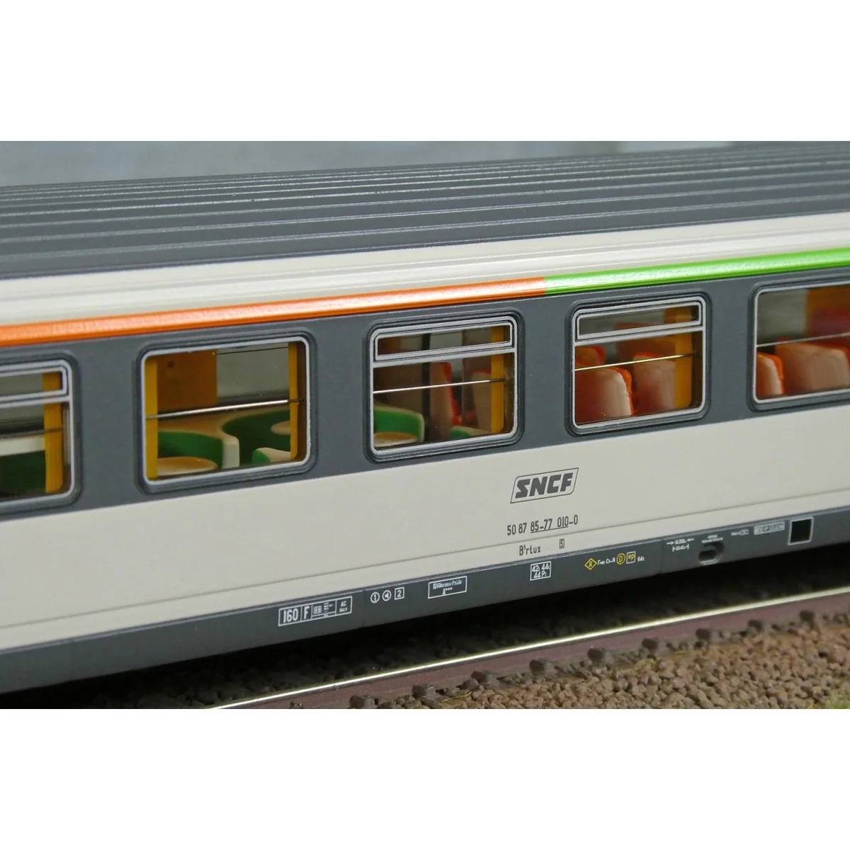 Set de 3 voitures VTU Corail avec voiture-bar B5rtux / A10tu / B11t... Set de 3 voitures VTU Corail avec voiture-bar B5rtux / A10tu / B11t...