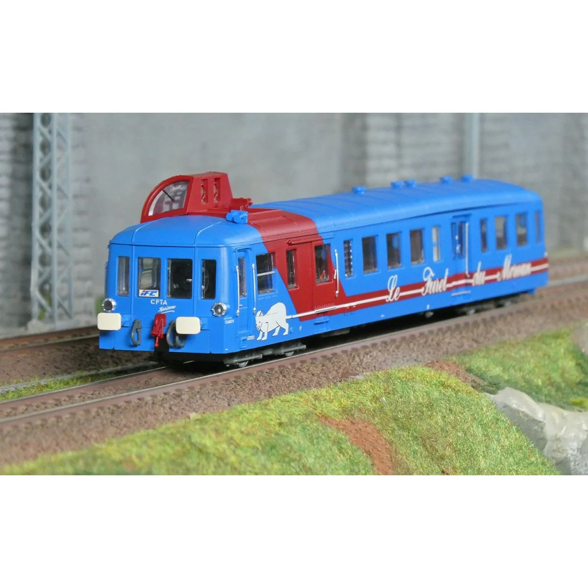 Autorail diesel CFTA "Le Furet de Morvan" X 3876 Picasso livrée ble... Autorail diesel CFTA "Le Furet de Morvan" X 3876 Picasso livrée ble...