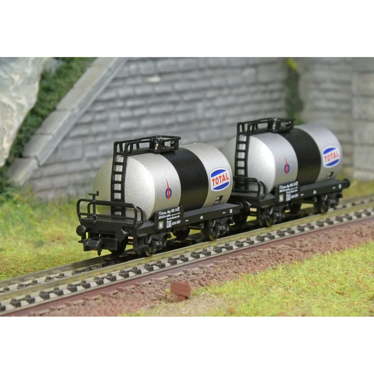 Set of 2 Total, FS - Arnold HN6746 2-axle tank wagons ...