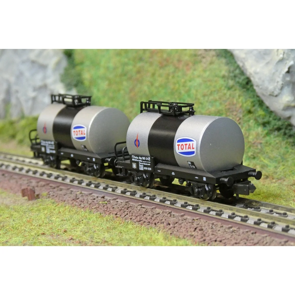 Coffret de 2 wagons-citernes à 2 essieux Total, FS - Arnold HN6746 ... Coffret de 2 wagons-citernes à 2 essieux Total, FS - Arnold HN6746 ...