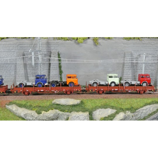 Set of Ks 3300 and Ks 3301 type car carrier wagons, DR - Tri... Trix_24190-Trix 24332 Double articulated car-carrying wagon type Laaes 541 with 2 levels, DB, loaded with VW type 3 1500 and 1600