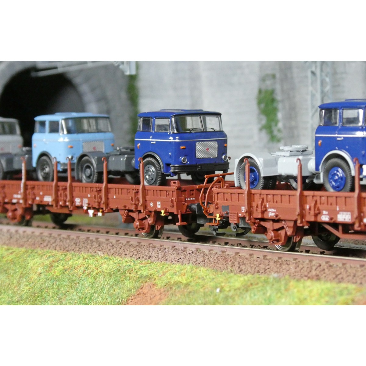 Coffret de wagons porte-véhicules type Ks 3300 et Ks 3301, DR - Tri... Coffret de wagons porte-véhicules type Ks 3300 et Ks 3301, DR - Tri...