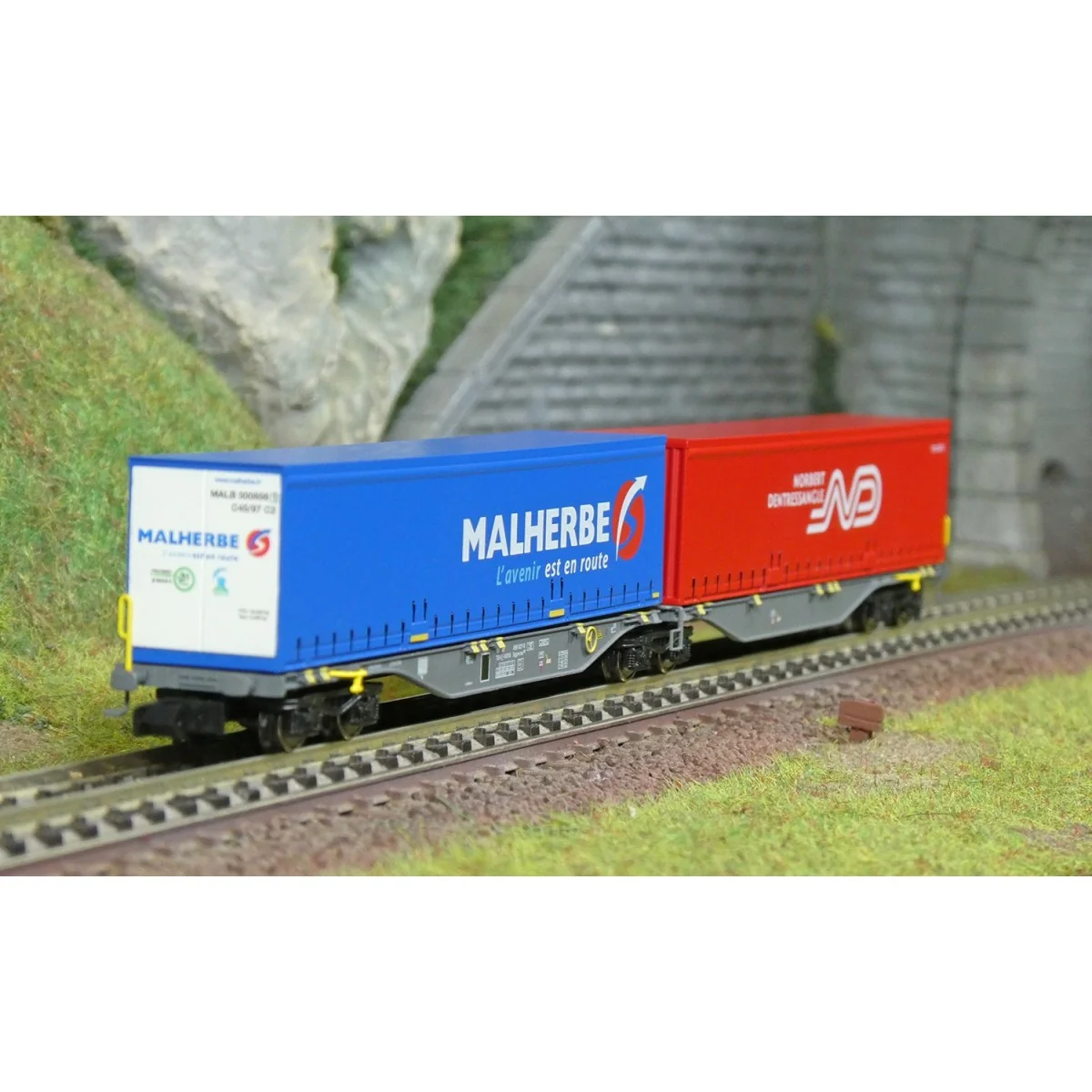 Sggmrss 90 TOUAX container wagon, 2 MALHERBE + NORBE crates...