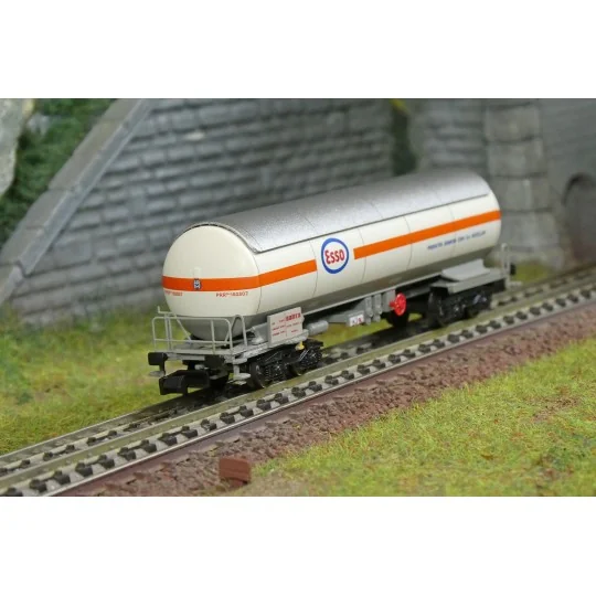 Wagon-citerne PRR ammoniaque RENFE ESSO-Saltra ép. III-IV - Arnold ... HN6724-Arnold HN6702 Set de 2 wagons citernes à essieux, SNCF, BYRRH / Préfontaines, N - 1/160