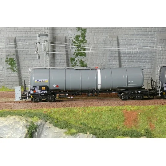 Coffret de 3 wagons-citernes Zacns Ermewa Millet ep. VI - Märklin 4... Marklin_47551-Marklin 47470 Wagon-poche articulé Sdggmrss 738 (T3000e), DB AG, chargé semi-remorques DB Schenker