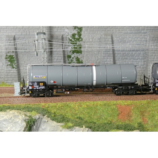 Set of 3 Zacns Ermewa Millet tank wagons, ep. VI - Märklin 4... Marklin_47551-Marklin 47470 Articulated pocket wagon Sdggmrss 738 (T3000e), DB AG, loaded with DB Schenker semi-trailers
