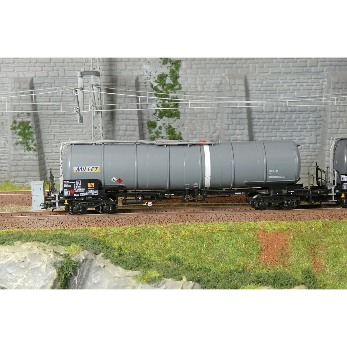 Coffret de 3 wagons-citernes Zacns Ermewa Millet ep. VI - Märklin 4... Coffret de 3 wagons-citernes Zacns Ermewa Millet ep. VI - Märklin 4...