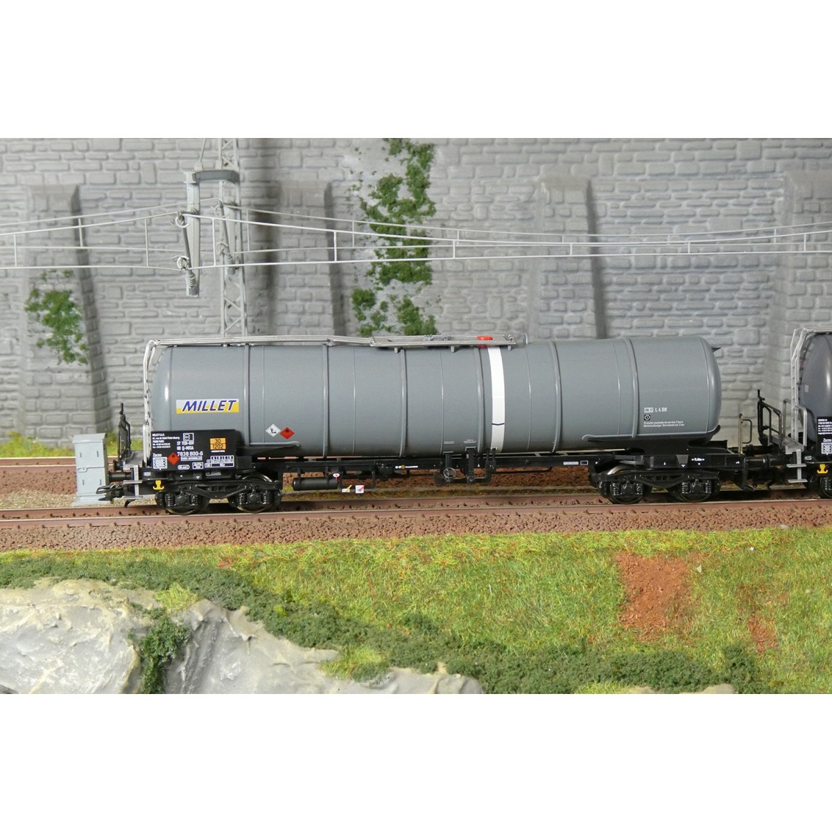 Set of 3 Zacns Ermewa Millet tank wagons, ep. VI - Märklin 4... Set of 3 Zacns Ermewa Millet tank wagons, ep. VI - Märklin 4...