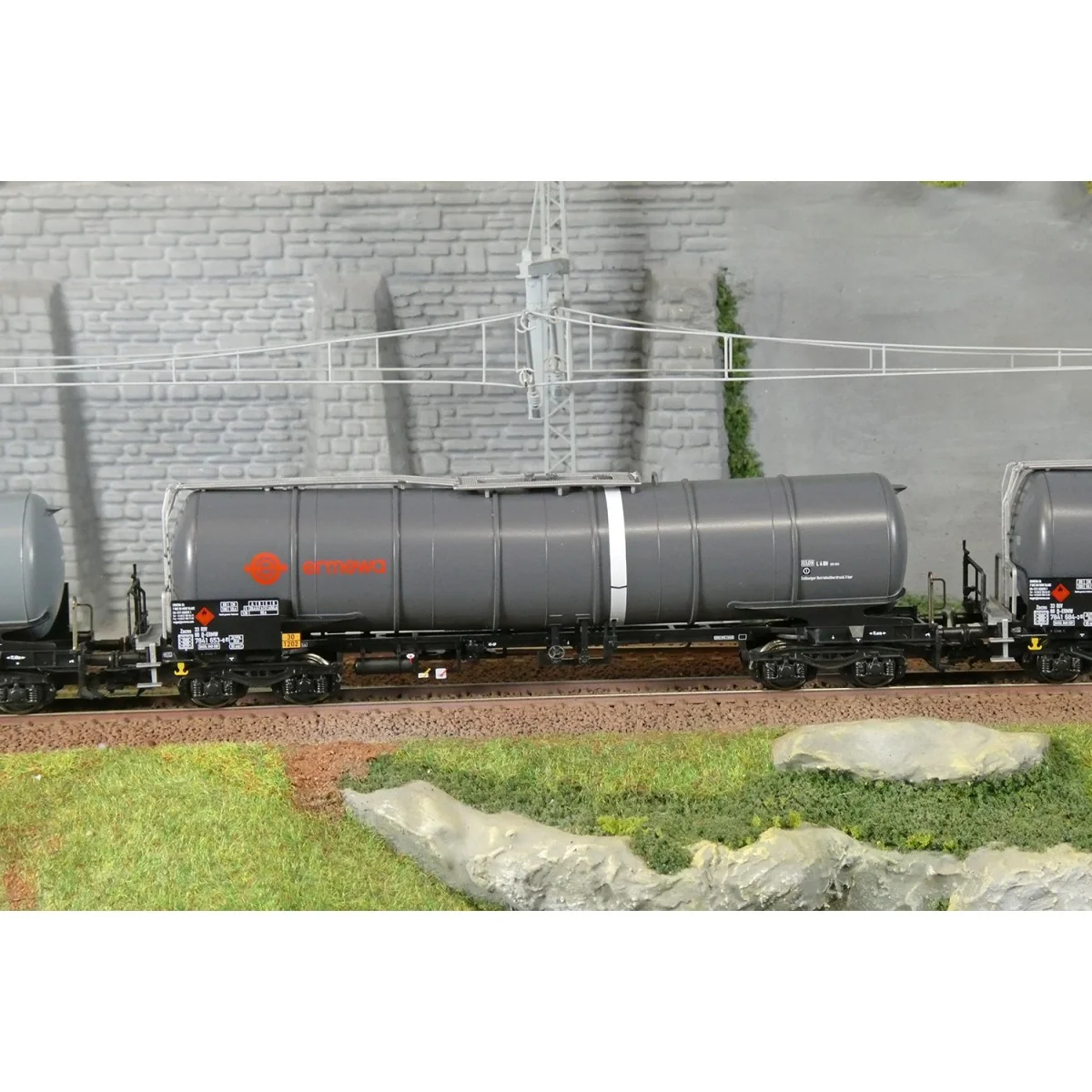 Coffret de 3 wagons-citernes Zacns Ermewa Millet ep. VI - Märklin 4... Coffret de 3 wagons-citernes Zacns Ermewa Millet ep. VI - Märklin 4...