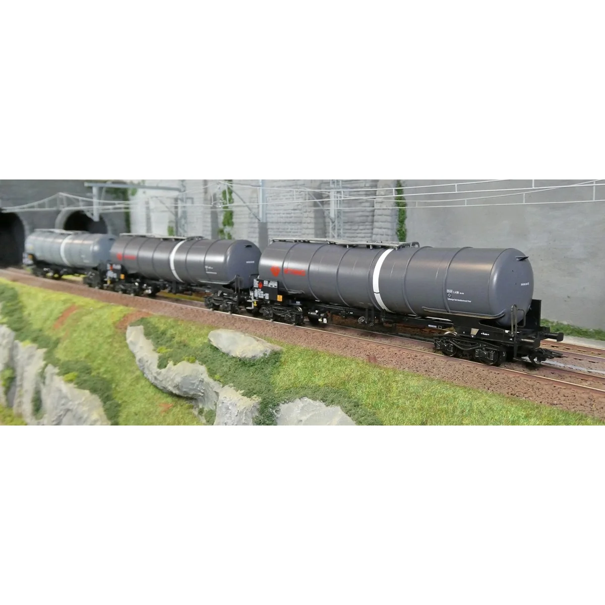 Coffret de 3 wagons-citernes Zacns Ermewa Millet ep. VI - Märklin 4... Coffret de 3 wagons-citernes Zacns Ermewa Millet ep. VI - Märklin 4...