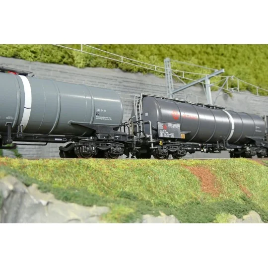 Set of 3 Zacns Ermewa Millet tank wagons, ep. VI - Märklin 4... Marklin_47551-Marklin 47470 Articulated pocket wagon Sdggmrss 738 (T3000e), DB AG, loaded with DB Schenker semi-trailers