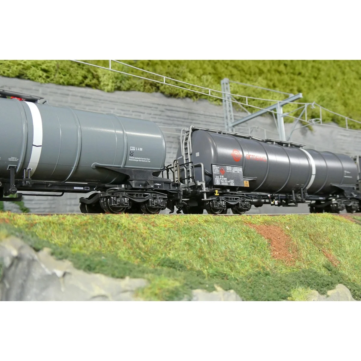 Coffret de 3 wagons-citernes Zacns Ermewa Millet ep. VI - Märklin 4... Coffret de 3 wagons-citernes Zacns Ermewa Millet ep. VI - Märklin 4...