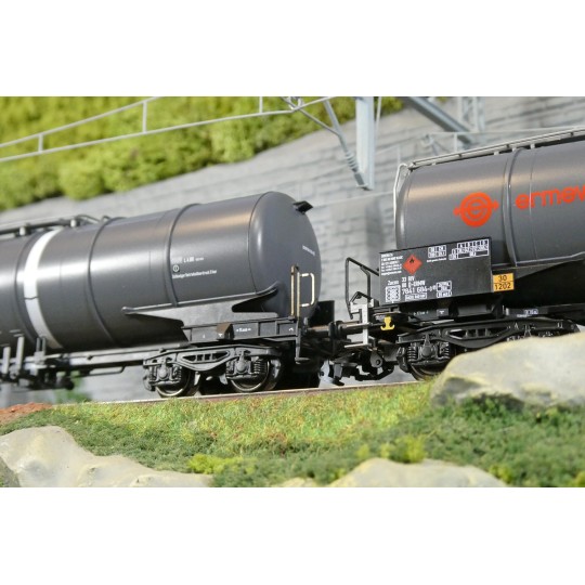 Set of 3 Zacns Ermewa Millet tank wagons, ep. VI - Märklin 4... Marklin_47551-Marklin 47470 Articulated pocket wagon Sdggmrss 738 (T3000e), DB AG, loaded with DB Schenker semi-trailers