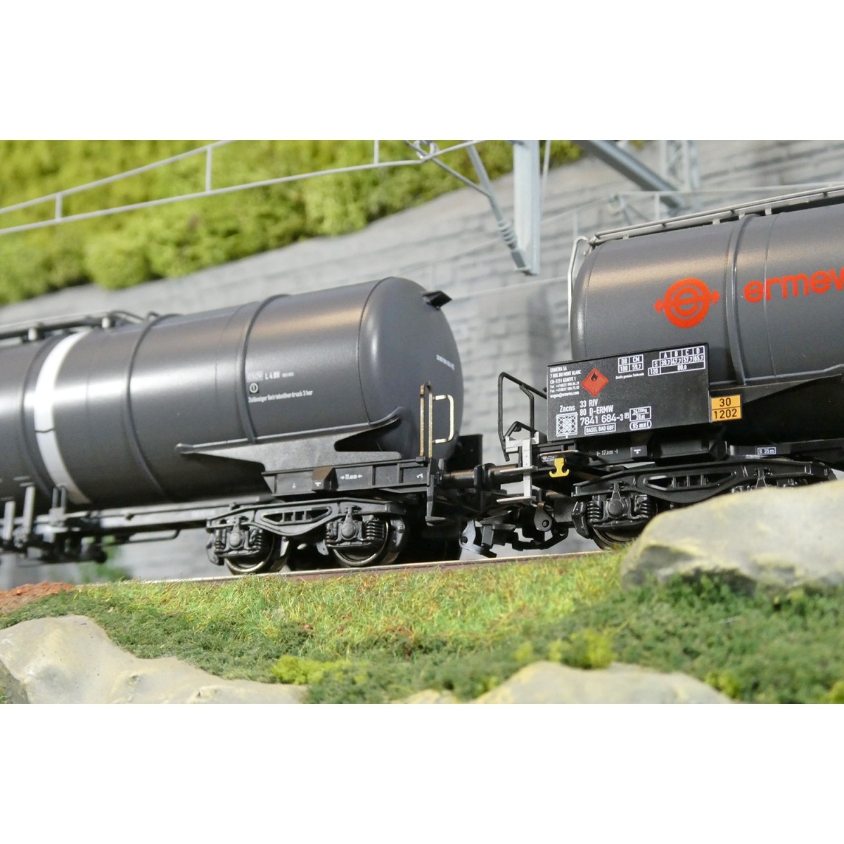 Coffret de 3 wagons-citernes Zacns Ermewa Millet ep. VI - Märklin 4... Coffret de 3 wagons-citernes Zacns Ermewa Millet ep. VI - Märklin 4...