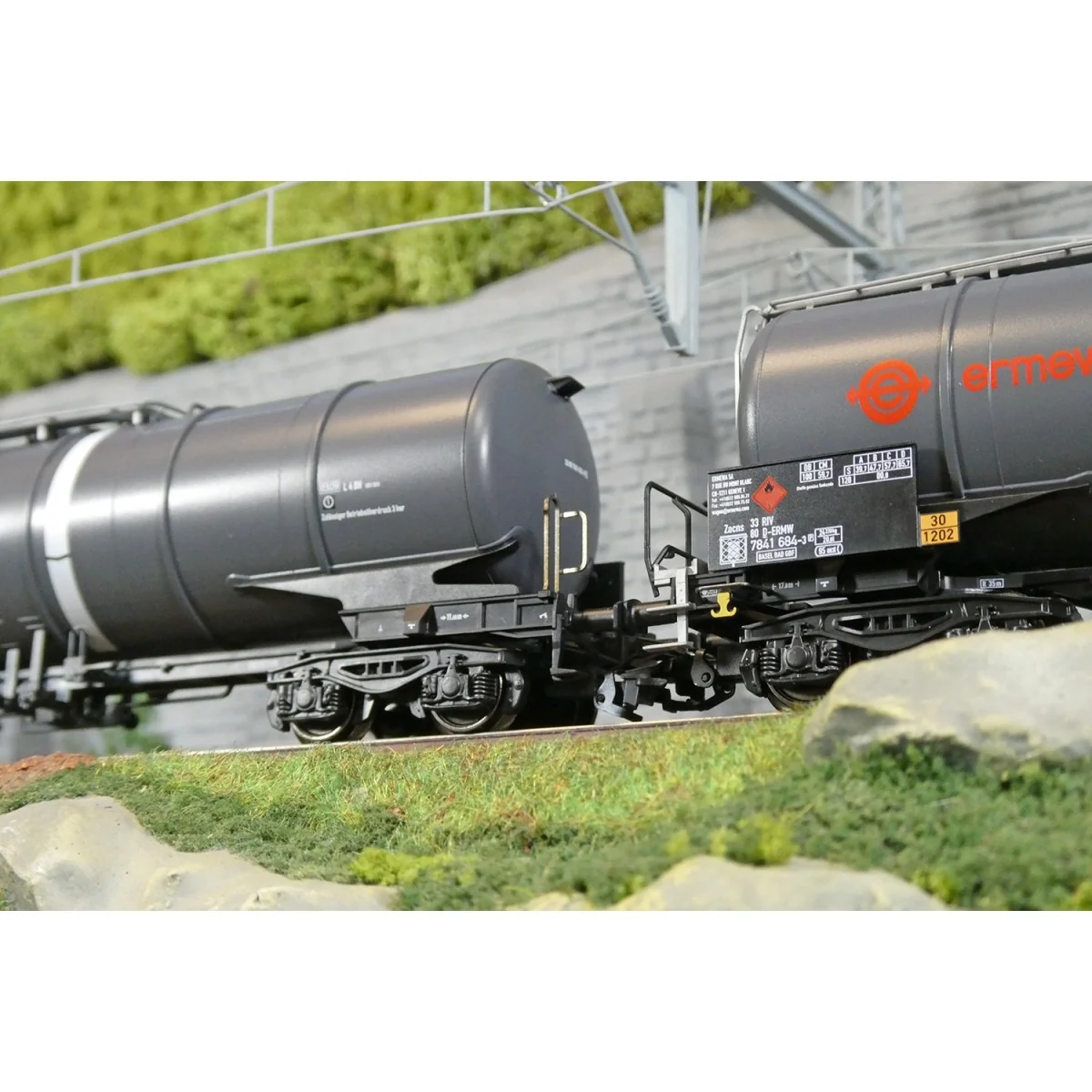 Set of 3 Zacns Ermewa Millet tank wagons, ep. VI - Märklin 4... Set of 3 Zacns Ermewa Millet tank wagons, ep. VI - Märklin 4...