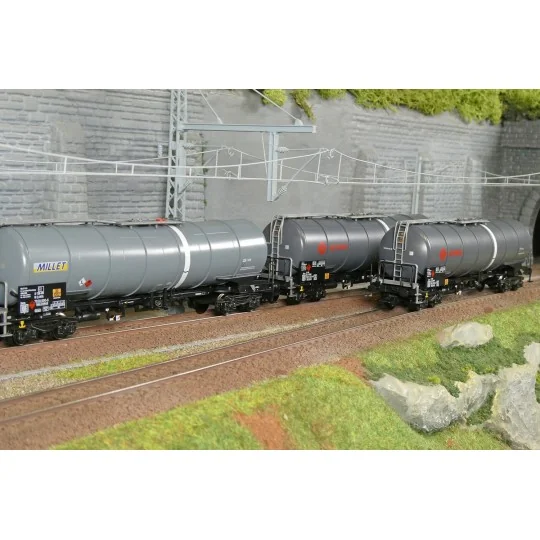 Set of 3 Zacns Ermewa Millet tank wagons, ep. VI - Märklin 4... Marklin_47551-Marklin 47470 Articulated pocket wagon Sdggmrss 738 (T3000e), DB AG, loaded with DB Schenker semi-trailers