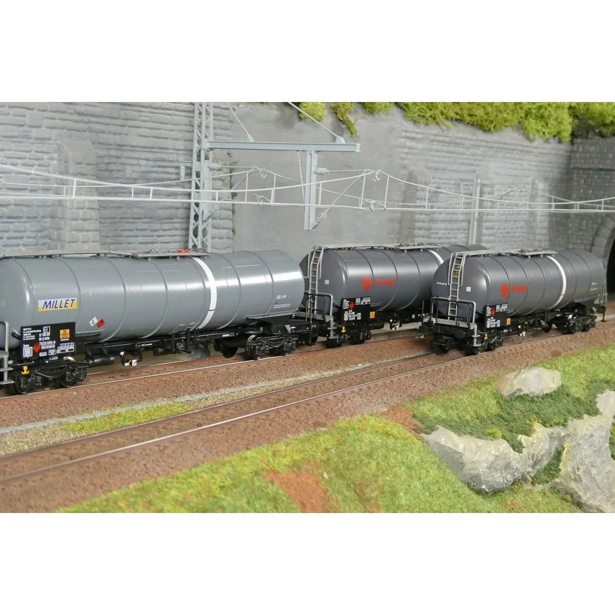 Coffret de 3 wagons-citernes Zacns Ermewa Millet ep. VI - Märklin 4... Coffret de 3 wagons-citernes Zacns Ermewa Millet ep. VI - Märklin 4...