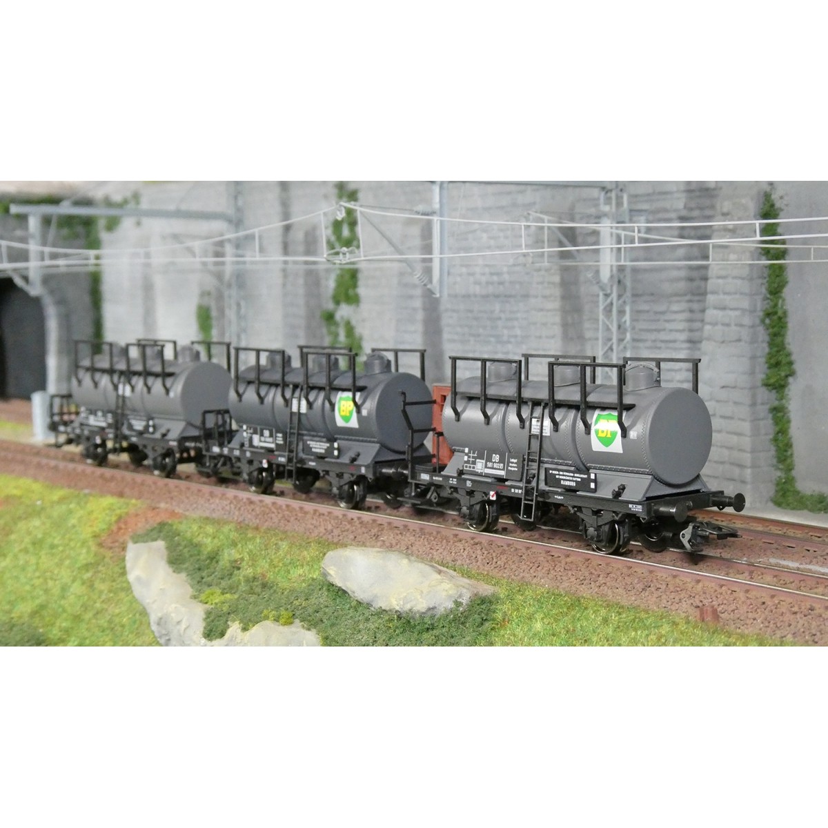 Set of 3 tank wagons with 3 tanks, DB era III - Märklin 46491 - H0 Set of 3 tank wagons with 3 tanks, DB era III - Märklin 46491 - H0