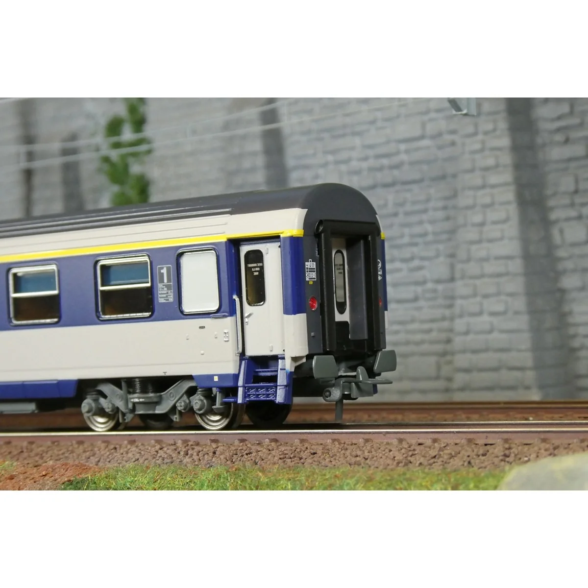 CORAIL A9c9x sleeper car, framed logo - HO - REE JM034 CORAIL A9c9x sleeper car, framed logo - HO - REE JM034