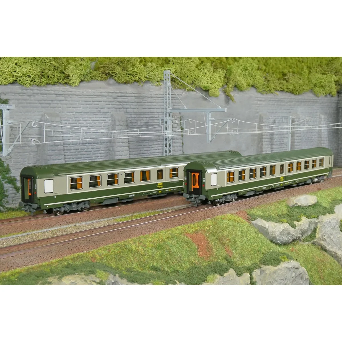 Set de 2 voitures AMBULANCE vert/gris, logo encadré jaune - REE JM0...